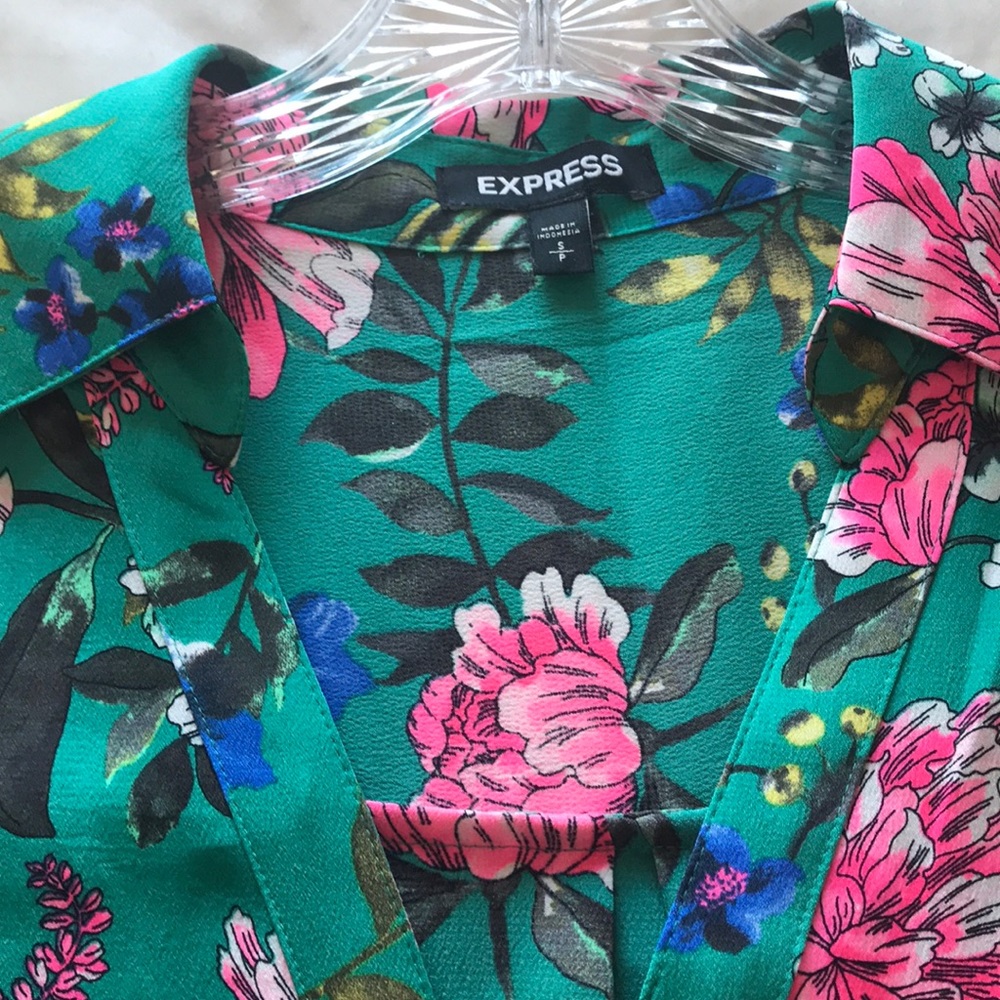 Express floral short sleeve blouse - Picture 5 of 5